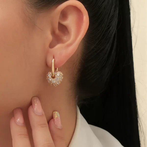 Arete dorado en baño de oro 24k y dije. Marca Brazz by Roel, con Roel Joyas puedes emprender e impulsar tu negocio, tenemos los mejores precios del mercado