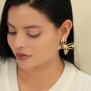 Arete dorado en bronce y baño de oro 24k y dije. Marca Brazz by Roel, con Roel Joyas puedes emprender e impulsar tu negocio, tenemos los mejores precios del mercado