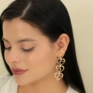 Arete dorado en bronce y baño de oro 24k y dije. Marca Brazz by Roel, con Roel Joyas puedes emprender e impulsar tu negocio, tenemos los mejores precios del mercado