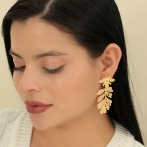 Arete dorado en bronce y baño de oro 24k y dije. Marca Brazz by Roel, con Roel Joyas puedes emprender e impulsar tu negocio, tenemos los mejores precios del mercado