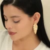 Arete dorado en bronce y baño de oro 24k y dije. Marca Brazz by Roel, con Roel Joyas puedes emprender e impulsar tu negocio, tenemos los mejores precios del mercado