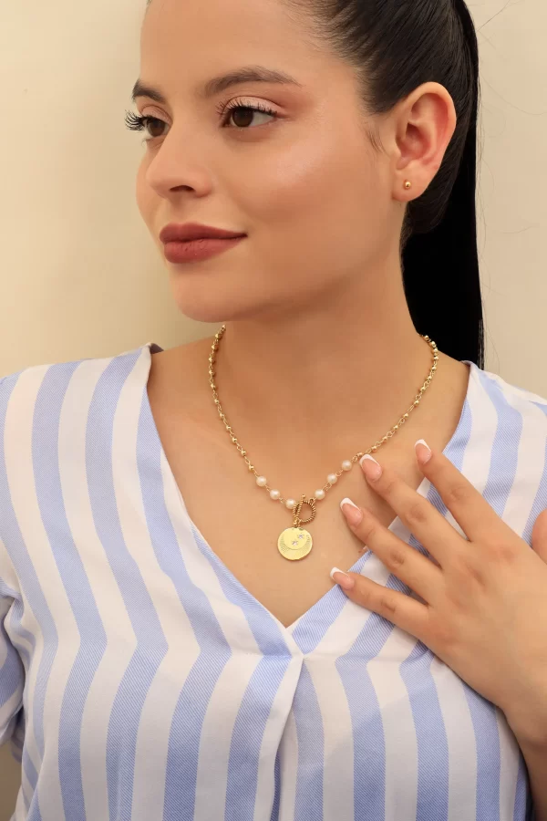 Collar dorado en baño de oro 24k y dije. Marca Brazz by Roel, con Roel Joyas puedes emprender e impulsar tu negocio, tenemos los mejores precios del mercado