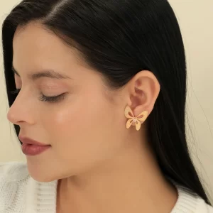 Arete dorado en bronce y baño de oro 24k y dije. Marca Brazz by Roel, con Roel Joyas puedes emprender e impulsar tu negocio, tenemos los mejores precios del mercado